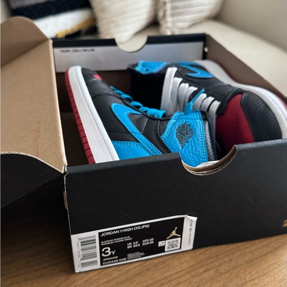 Jordan 1 Retro High OG Black/Powder Blue/Gym Red - Picture 2 of 9